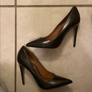 Black pointed pumps